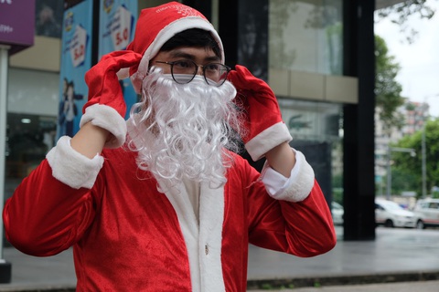 Ông già Noel đeo khẩu trang, tất bật chạy show tặng quà Giáng sinh - Ảnh 1. Ông già Noel đeo khẩu trang, tất bật chạy show tặng quà Giáng sinh - Ảnh 1.