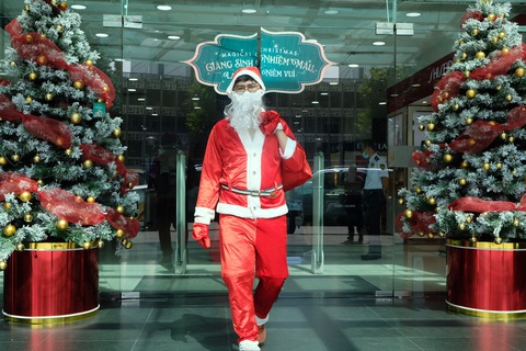 Ông già Noel đeo khẩu trang, tất bật chạy show tặng quà Giáng sinh - Ảnh 5. Ông già Noel đeo khẩu trang, tất bật chạy show tặng quà Giáng sinh - Ảnh 5.