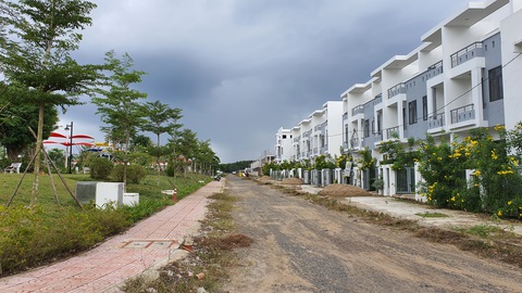 Vụ xây trái phép 488 căn nhà: Chủ tịch huyện nói ‘sai rồi, phải xử trách nhiệm từng cá nhân’ - Ảnh 4. Vụ xây trái phép 488 căn nhà: Chủ tịch huyện nói ‘sai rồi, phải xử trách nhiệm từng cá nhân’ - Ảnh 4.