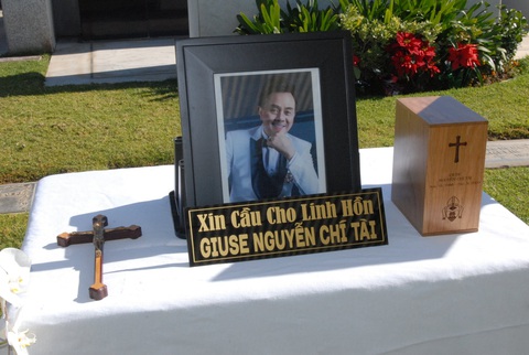 Tro cốt cố nghệ sĩ Chí Tài đã an vị tại nghĩa trang Holy Sepulcher Cemetery - Ảnh 3. Tro cốt cố nghệ sĩ Chí Tài đã an vị tại nghĩa trang Holy Sepulcher Cemetery - Ảnh 3.