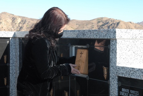 Tro cốt cố nghệ sĩ Chí Tài đã an vị tại nghĩa trang Holy Sepulcher Cemetery - Ảnh 1. Tro cốt cố nghệ sĩ Chí Tài đã an vị tại nghĩa trang Holy Sepulcher Cemetery - Ảnh 1.
