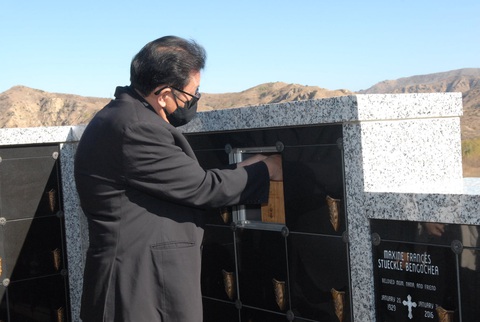 Tro cốt cố nghệ sĩ Chí Tài đã an vị tại nghĩa trang Holy Sepulcher Cemetery - Ảnh 7. Tro cốt cố nghệ sĩ Chí Tài đã an vị tại nghĩa trang Holy Sepulcher Cemetery - Ảnh 7.