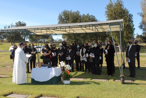 Tro cốt cố nghệ sĩ Chí Tài đã an vị tại nghĩa trang Holy Sepulcher Cemetery - Ảnh 2. Tro cốt cố nghệ sĩ Chí Tài đã an vị tại nghĩa trang Holy Sepulcher Cemetery - Ảnh 2.
