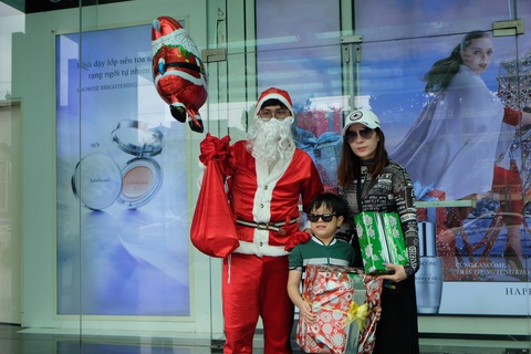 Ông già Noel đeo khẩu trang, tất bật chạy show tặng quà Giáng sinh - Ảnh 4. Ông già Noel đeo khẩu trang, tất bật chạy show tặng quà Giáng sinh - Ảnh 4.