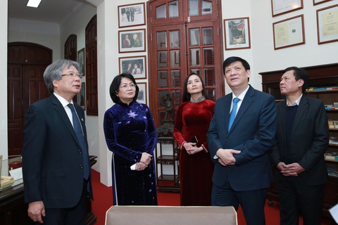 Giám đốc Bệnh viện Hữu nghị Việt Đức nhận danh hiệu Anh hùng lao động - Ảnh 1. Giám đốc Bệnh viện Hữu nghị Việt Đức nhận danh hiệu Anh hùng lao động - Ảnh 1.