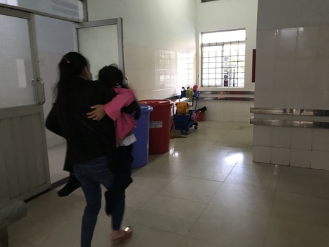 6 học sinh nhập viện sau khi uống trà sữa cô giáo thưởng cả lớp chiều Noel - Ảnh 1. 6 học sinh nhập viện sau khi uống trà sữa cô giáo thưởng cả lớp chiều Noel - Ảnh 1.