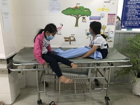6 học sinh nhập viện sau khi uống trà sữa cô giáo thưởng cả lớp chiều Noel - Ảnh 3. 6 học sinh nhập viện sau khi uống trà sữa cô giáo thưởng cả lớp chiều Noel - Ảnh 3.
