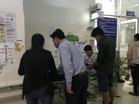 6 học sinh nhập viện sau khi uống trà sữa cô giáo thưởng cả lớp chiều Noel - Ảnh 4. 6 học sinh nhập viện sau khi uống trà sữa cô giáo thưởng cả lớp chiều Noel - Ảnh 4.