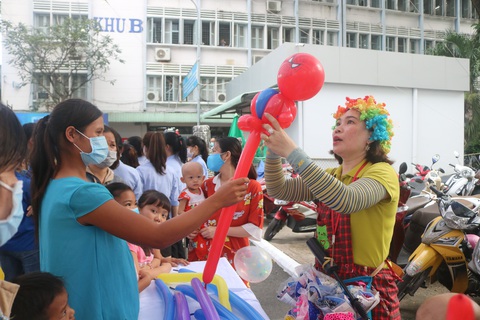Những điều ước Giáng sinh đặc biệt ở Bệnh viện Ung bướu TP.HCM - Ảnh 2. Những điều ước Giáng sinh đặc biệt ở Bệnh viện Ung bướu TP.HCM - Ảnh 2.