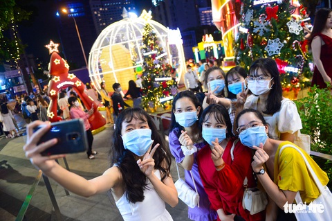 TP.HCM, Hà Nội lộng lẫy Noel, người người xuống phố - Ảnh 3. TP.HCM, Hà Nội lộng lẫy Noel, người người xuống phố - Ảnh 3.