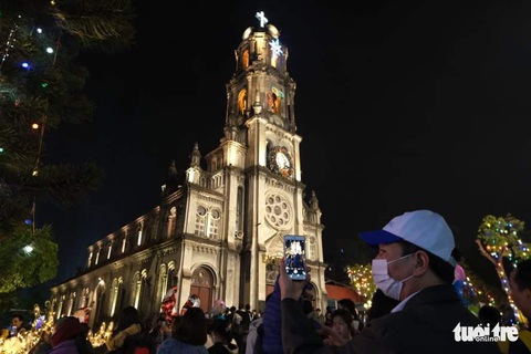 TP.HCM, Hà Nội lộng lẫy Noel, người người xuống phố - Ảnh 17. TP.HCM, Hà Nội lộng lẫy Noel, người người xuống phố - Ảnh 17.