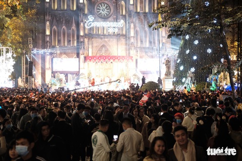TP.HCM, Hà Nội lộng lẫy Noel, người người xuống phố - Ảnh 14. TP.HCM, Hà Nội lộng lẫy Noel, người người xuống phố - Ảnh 14.