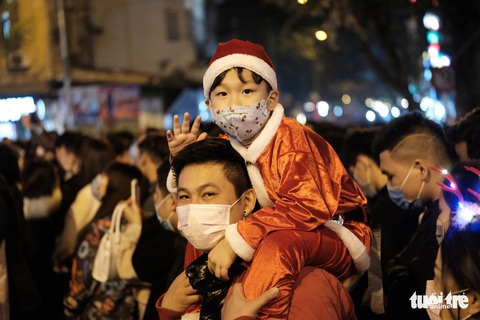 TP.HCM, Hà Nội lộng lẫy Noel, người người xuống phố - Ảnh 13. TP.HCM, Hà Nội lộng lẫy Noel, người người xuống phố - Ảnh 13.