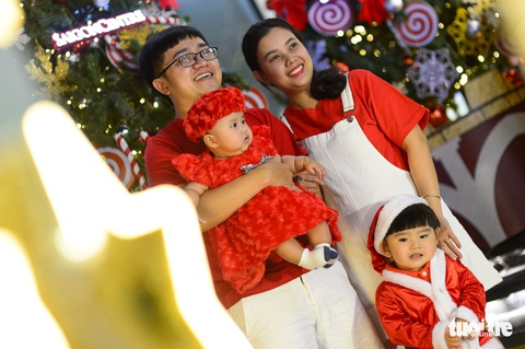 TP.HCM, Hà Nội lộng lẫy Noel, người người xuống phố - Ảnh 4. TP.HCM, Hà Nội lộng lẫy Noel, người người xuống phố - Ảnh 4.