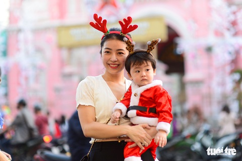 TP.HCM, Hà Nội lộng lẫy Noel, người người xuống phố - Ảnh 5. TP.HCM, Hà Nội lộng lẫy Noel, người người xuống phố - Ảnh 5.