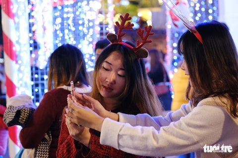 TP.HCM, Hà Nội lộng lẫy Noel, người người xuống phố - Ảnh 19. TP.HCM, Hà Nội lộng lẫy Noel, người người xuống phố - Ảnh 19.
