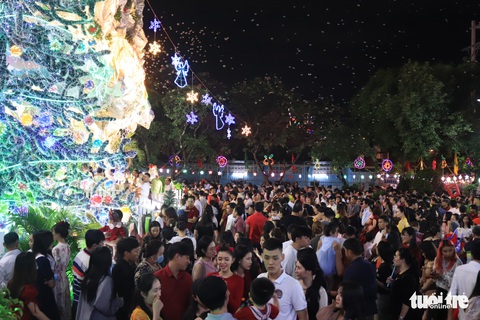 TP.HCM, Hà Nội lộng lẫy Noel, người người xuống phố - Ảnh 8. TP.HCM, Hà Nội lộng lẫy Noel, người người xuống phố - Ảnh 8.