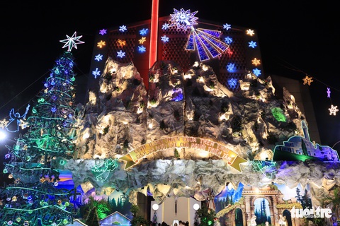 TP.HCM, Hà Nội lộng lẫy Noel, người người xuống phố - Ảnh 9. TP.HCM, Hà Nội lộng lẫy Noel, người người xuống phố - Ảnh 9.