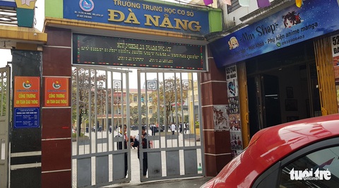 Hút thuốc lá điện tử trong trường, 2 học sinh bị tạm đình chỉ học tập - Ảnh 1. Hút thuốc lá điện tử trong trường, 2 học sinh bị tạm đình chỉ học tập - Ảnh 1.