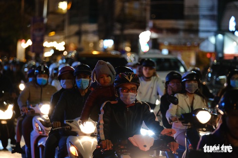 TP.HCM, Hà Nội lộng lẫy Noel, người người xuống phố - Ảnh 21. TP.HCM, Hà Nội lộng lẫy Noel, người người xuống phố - Ảnh 21.