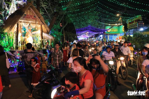 TP.HCM, Hà Nội lộng lẫy Noel, người người xuống phố - Ảnh 10. TP.HCM, Hà Nội lộng lẫy Noel, người người xuống phố - Ảnh 10.