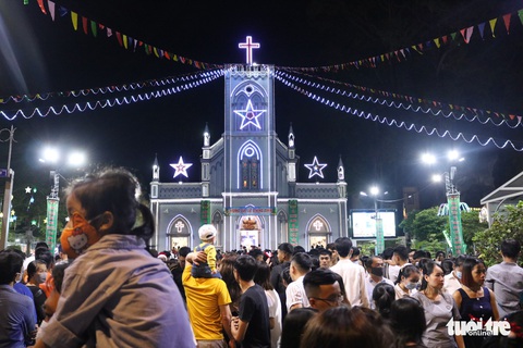 TP.HCM, Hà Nội lộng lẫy Noel, người người xuống phố - Ảnh 7. TP.HCM, Hà Nội lộng lẫy Noel, người người xuống phố - Ảnh 7.