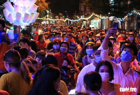 TP.HCM, Hà Nội lộng lẫy Noel, người người xuống phố - Ảnh 11. TP.HCM, Hà Nội lộng lẫy Noel, người người xuống phố - Ảnh 11.