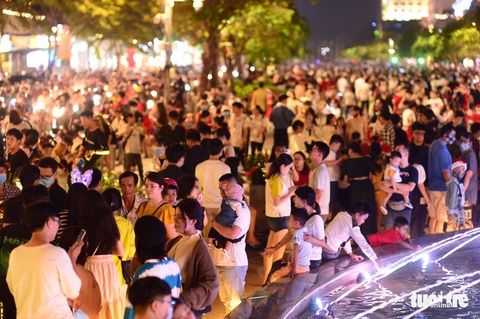 TP.HCM, Hà Nội lộng lẫy Noel, người người xuống phố - Ảnh 2. TP.HCM, Hà Nội lộng lẫy Noel, người người xuống phố - Ảnh 2.