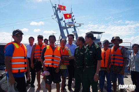 Cứu 9 ngư dân tàu đánh cá bị chìm trên biển Gò Công - Ảnh 1. Cứu 9 ngư dân tàu đánh cá bị chìm trên biển Gò Công - Ảnh 1.
