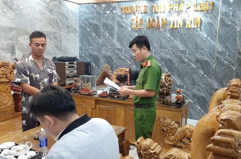 Bắt giám đốc Tập đoàn Tín Rin làm giả sổ đỏ, lừa đảo chiếm đoạt hơn 20 tỉ - Ảnh 1. Bắt giám đốc Tập đoàn Tín Rin làm giả sổ đỏ, lừa đảo chiếm đoạt hơn 20 tỉ - Ảnh 1.