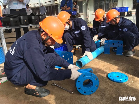 Công nhân cấp nước hào hứng tranh giải ‘Bàn tay vàng’ - Ảnh 1. Công nhân cấp nước hào hứng tranh giải ‘Bàn tay vàng’ - Ảnh 1.