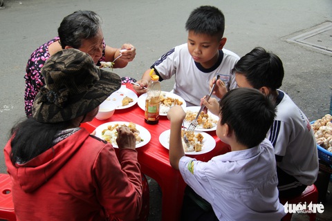 Quán cơm chay ‘gieo duyên tùy tâm’ - Ảnh 7. Quán cơm chay ‘gieo duyên tùy tâm’ - Ảnh 7.