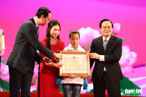 Cô bé không tay, vẽ bằng chân nhận bằng khen của Bộ GD-ĐT - Ảnh 3. Cô bé không tay, vẽ bằng chân nhận bằng khen của Bộ GD-ĐT - Ảnh 3.