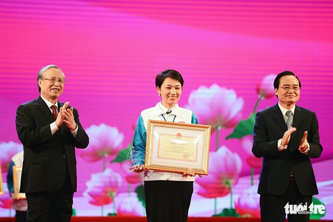 Cô bé không tay, vẽ bằng chân nhận bằng khen của Bộ GD-ĐT - Ảnh 1. Cô bé không tay, vẽ bằng chân nhận bằng khen của Bộ GD-ĐT - Ảnh 1.