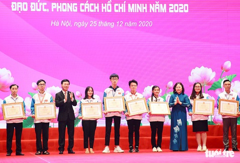 Cô bé không tay, vẽ bằng chân nhận bằng khen của Bộ GD-ĐT - Ảnh 2. Cô bé không tay, vẽ bằng chân nhận bằng khen của Bộ GD-ĐT - Ảnh 2.