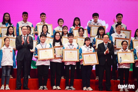 Cô bé không tay, vẽ bằng chân nhận bằng khen của Bộ GD-ĐT - Ảnh 4. Cô bé không tay, vẽ bằng chân nhận bằng khen của Bộ GD-ĐT - Ảnh 4.