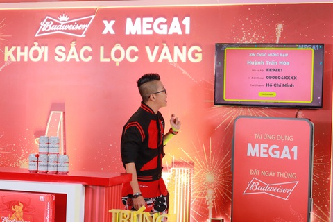 Ông già Noel Mega1 trao 6 lượng vàng trong đêm Giáng sinh - Ảnh 2. Ông già Noel Mega1 trao 6 lượng vàng trong đêm Giáng sinh - Ảnh 2.