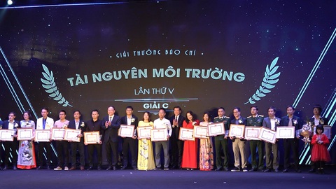 Chung tay chống rác thải nhựa của Tuổi Trẻ đạt giải báo chí môi trường - Ảnh 1. Chung tay chống rác thải nhựa của Tuổi Trẻ đạt giải báo chí môi trường - Ảnh 1.