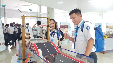 Ngoại ngữ đang là rào cản hội nhập của giới trẻ - Ảnh 9. Ngoại ngữ đang là rào cản hội nhập của giới trẻ - Ảnh 9.