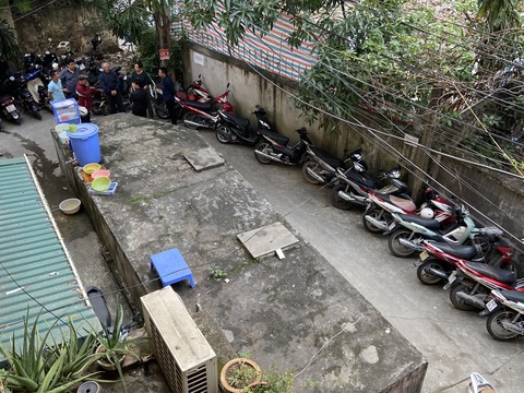 Sân khu tập thể bỗng thành ngõ của nhà biệt thự - Ảnh 1. Sân khu tập thể bỗng thành ngõ của nhà biệt thự - Ảnh 1.