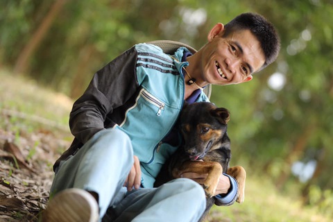 Chàng chăn bò Việt Nam được nhiều ngôi sao Mỹ chia sẻ: Từng mong sống đến 30 tuổi - Ảnh 1. Chàng chăn bò Việt Nam được nhiều ngôi sao Mỹ chia sẻ: Từng mong sống đến 30 tuổi - Ảnh 1.