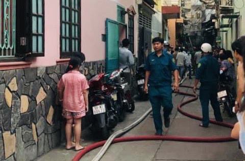 Cháy nhà bán đồ cúng trong hẻm, một người chết - Ảnh 1. Cháy nhà bán đồ cúng trong hẻm, một người chết - Ảnh 1.