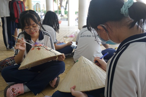 Học sinh tự trang trí ghế đá, sắp xếp sách trong thư viện, làm đẹp cảnh quan trường - Ảnh 2. Học sinh tự trang trí ghế đá, sắp xếp sách trong thư viện, làm đẹp cảnh quan trường - Ảnh 2.