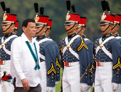 Philippines tiêm vắc xin COVID-19 chưa cấp phép cho một số bộ trưởng - Ảnh 1. Philippines tiêm vắc xin COVID-19 chưa cấp phép cho một số bộ trưởng - Ảnh 1.