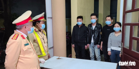 Thưởng nóng CSGT phát hiện 2 vụ người Trung Quốc nhập cảnh trái phép - Ảnh 2. Thưởng nóng CSGT phát hiện 2 vụ người Trung Quốc nhập cảnh trái phép - Ảnh 2.