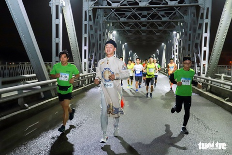 Mặc áo dài chạy marathon ở Huế: Có phi thể thao, có phản cảm? - Ảnh 3. Mặc áo dài chạy marathon ở Huế: Có phi thể thao, có phản cảm? - Ảnh 3.