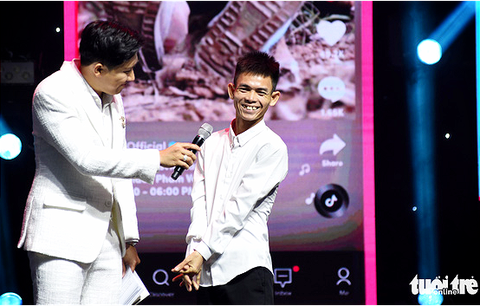 Chàng trai chăn bò Sô Y Tiết nhận giải truyền cảm hứng Tik Tok Awards - Ảnh 3. Chàng trai chăn bò Sô Y Tiết nhận giải truyền cảm hứng Tik Tok Awards - Ảnh 3.