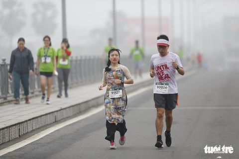 Mặc áo dài chạy marathon ở Huế: Có phi thể thao, có phản cảm? - Ảnh 1. Mặc áo dài chạy marathon ở Huế: Có phi thể thao, có phản cảm? - Ảnh 1.