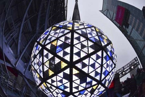 Mặc kệ COVID-19, New York vẫn thay quả cầu pha lê chào năm mới - Ảnh 6. Mặc kệ COVID-19, New York vẫn thay quả cầu pha lê chào năm mới - Ảnh 6.