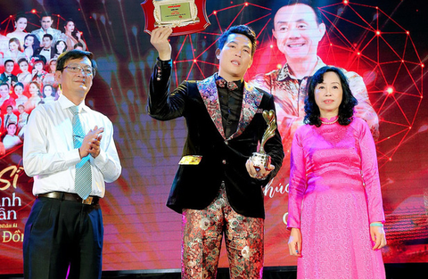 Vinh danh nghệ sĩ Chí Tài tại Gala nghệ sĩ, doanh nhân có trái tim nhân ái - Ảnh 1. Vinh danh nghệ sĩ Chí Tài tại Gala nghệ sĩ, doanh nhân có trái tim nhân ái - Ảnh 1.
